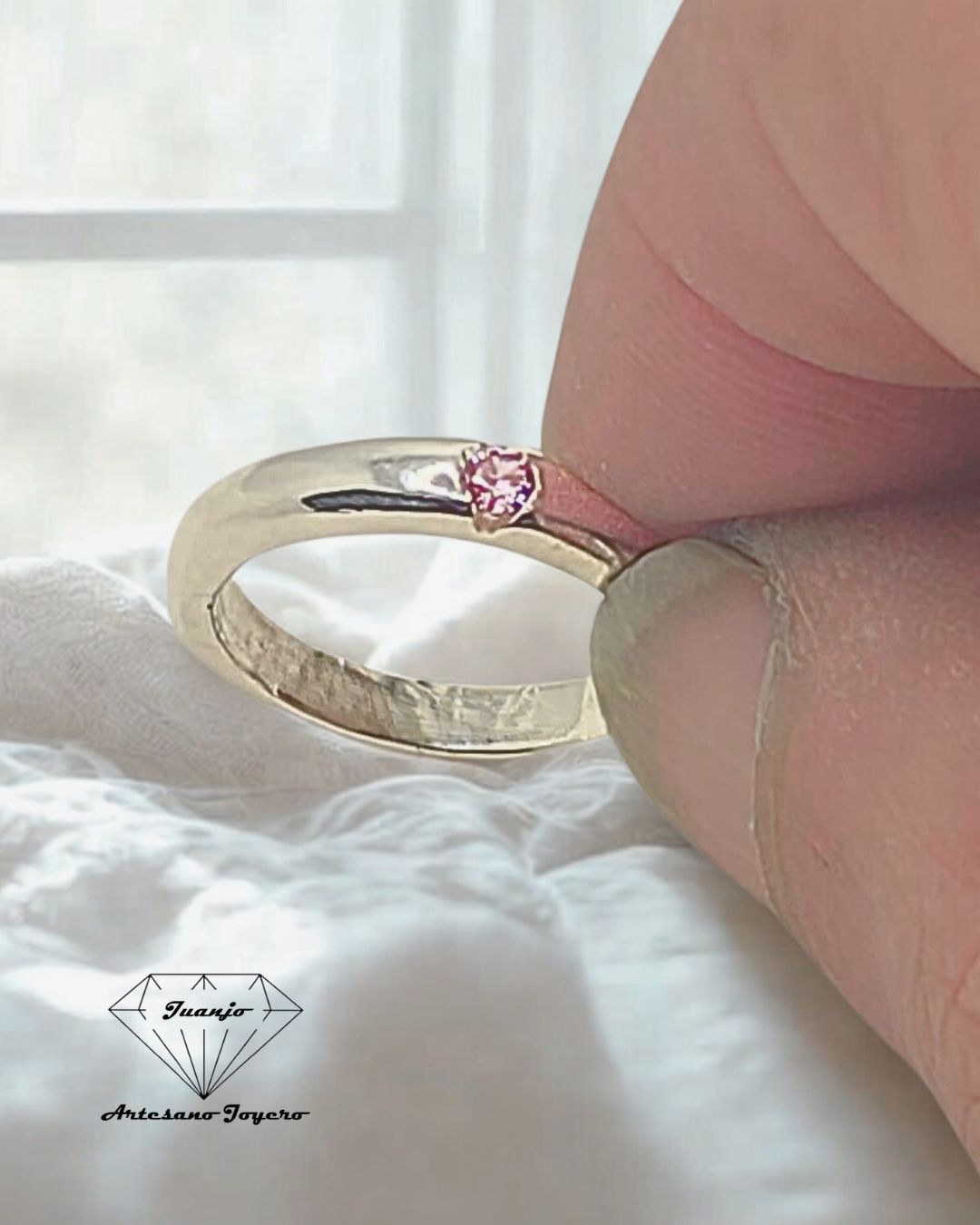 Crea Tu Propio Anillo. Anillo sencillo de plata y circonita rosa