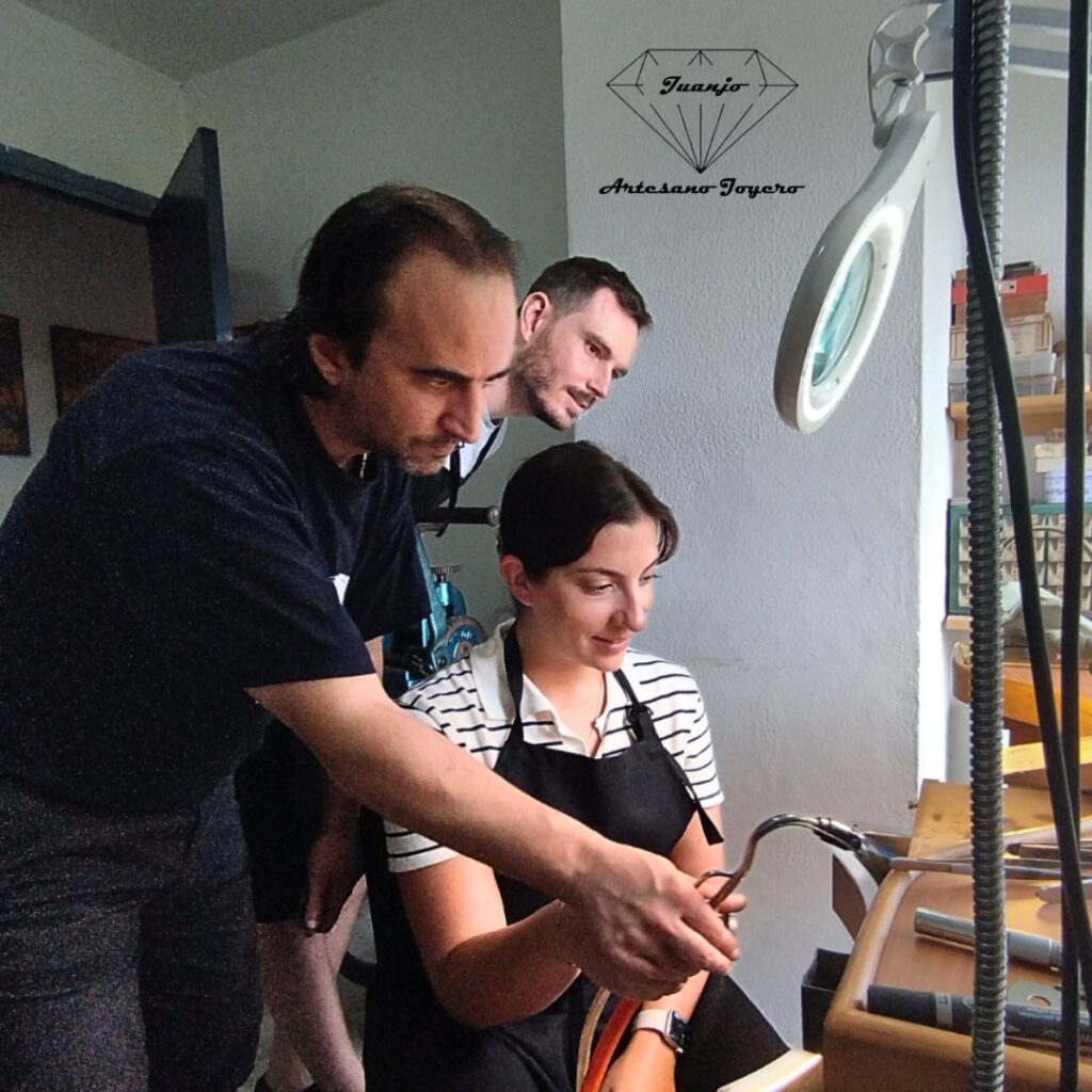 Explicación del manejo del soplete en joyería. Taller de Alianzas Malena y Peter