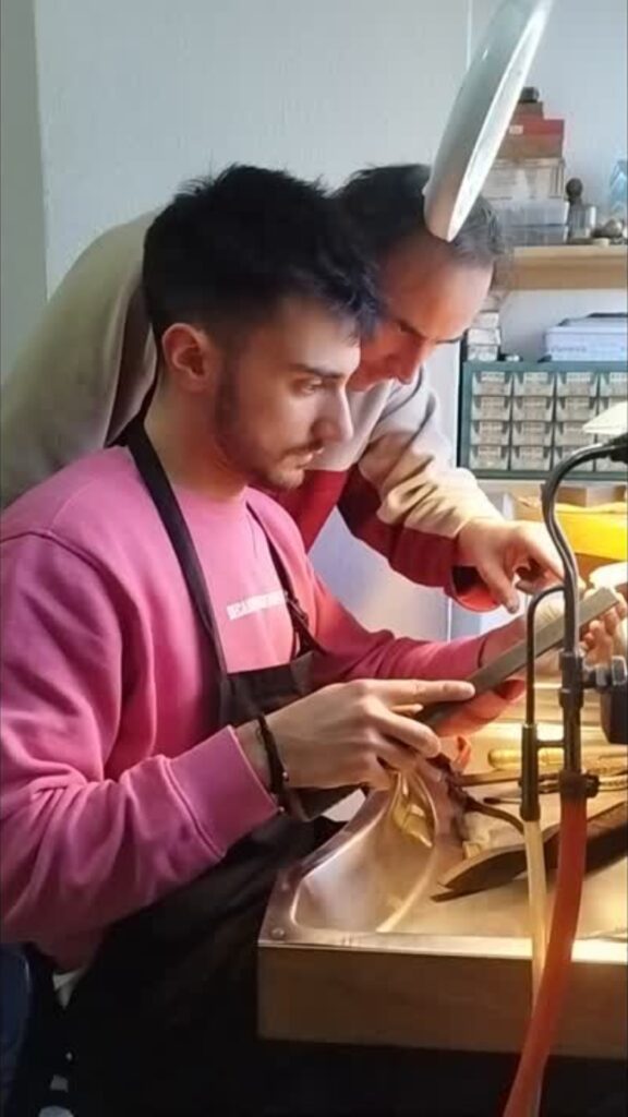 Sergio aprende a usar las limas en el taller