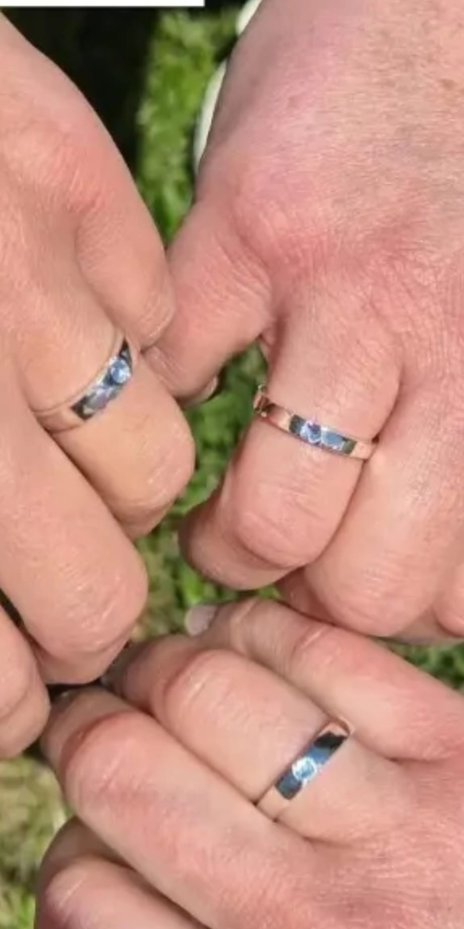 Foto recuerdo de anillos realizados por María Rosa y Lucía en el Taller Haz anillos entre amig@s