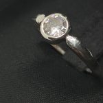 Solitario de plata em chatón con una circonita