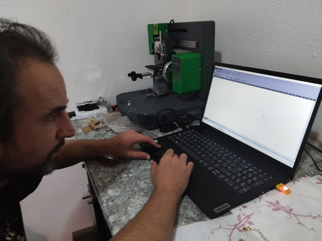 El ordenador es hoy en día imprescindible como ayuda en el diseño y dibujo de piezas