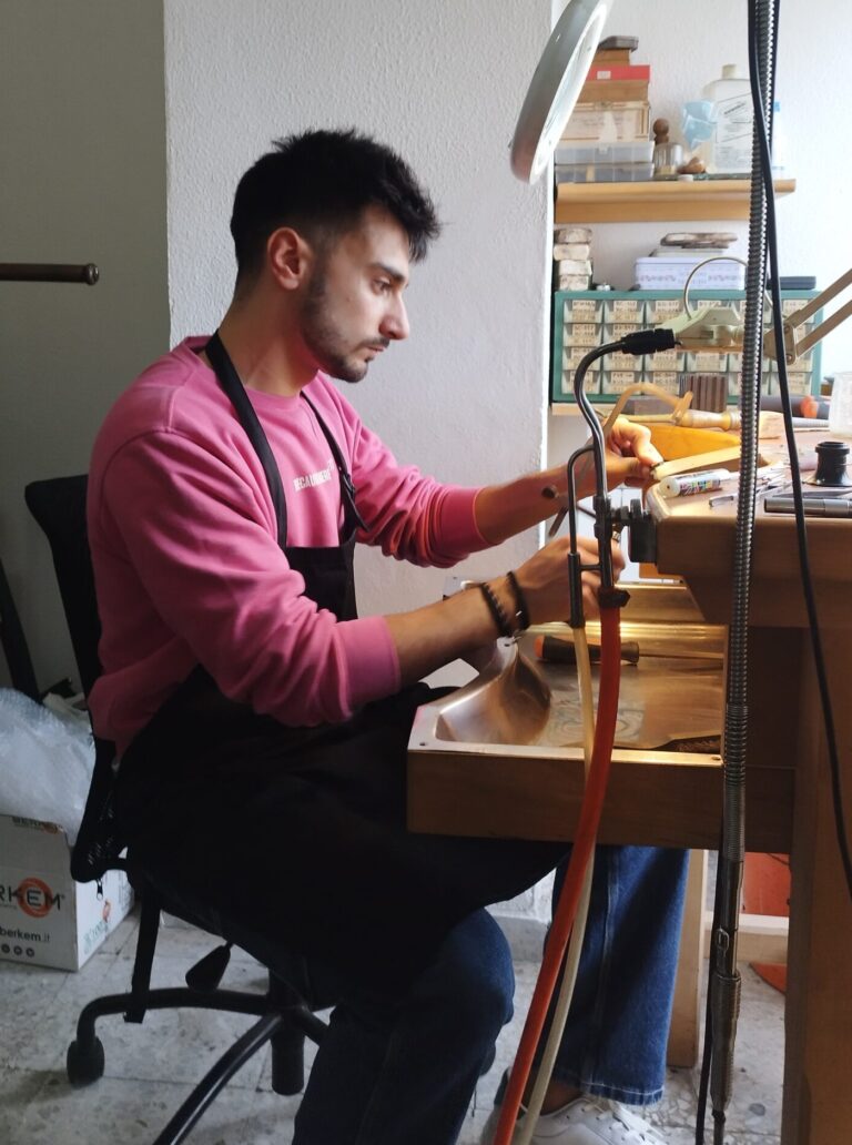 Sergio corta el hilo de metal para crear el anillo
