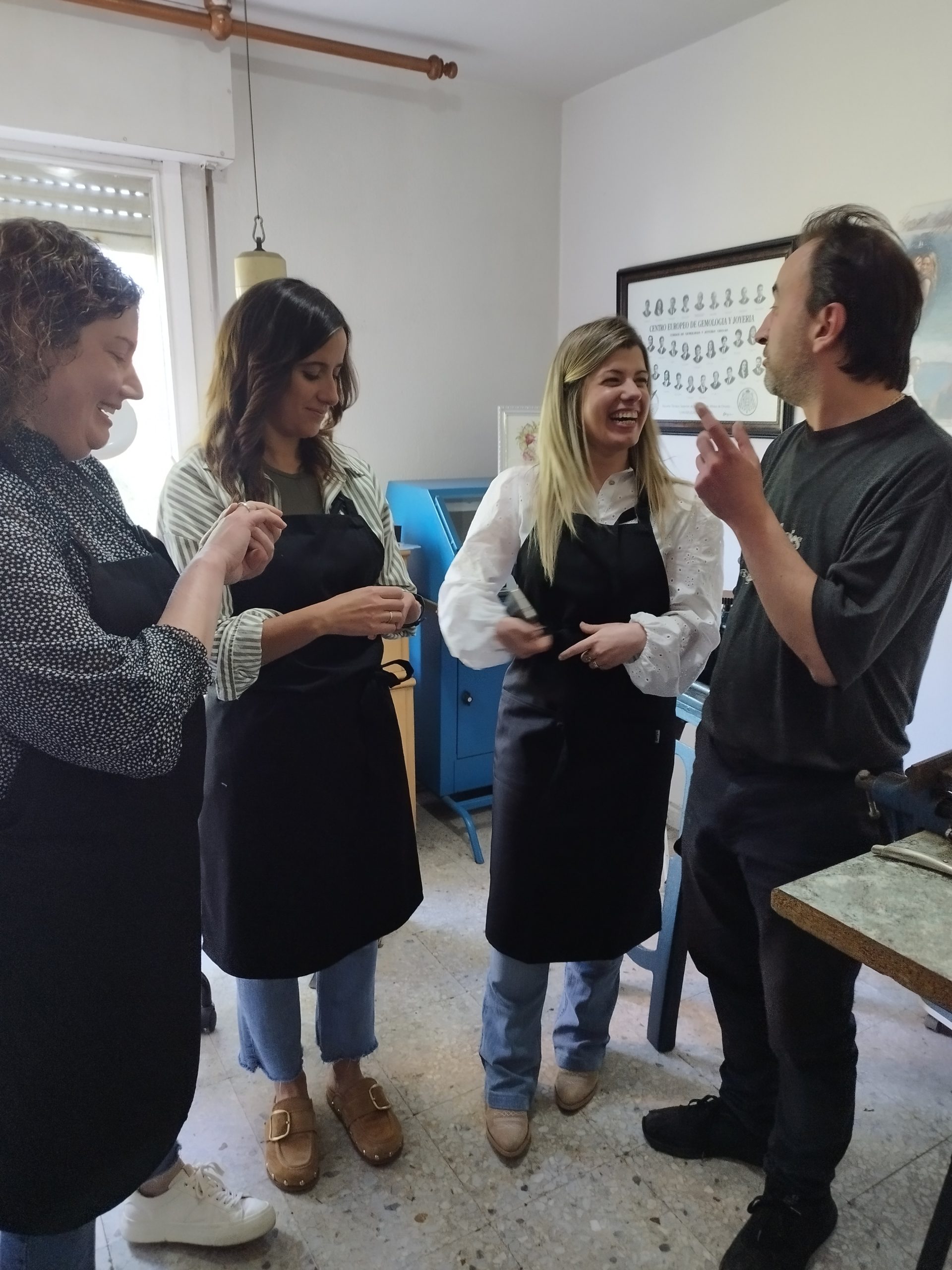 Rosa, María y Lucía, comparten sus impresiones con Juanjo al terminar su Taller Haz anillos entre amig@s