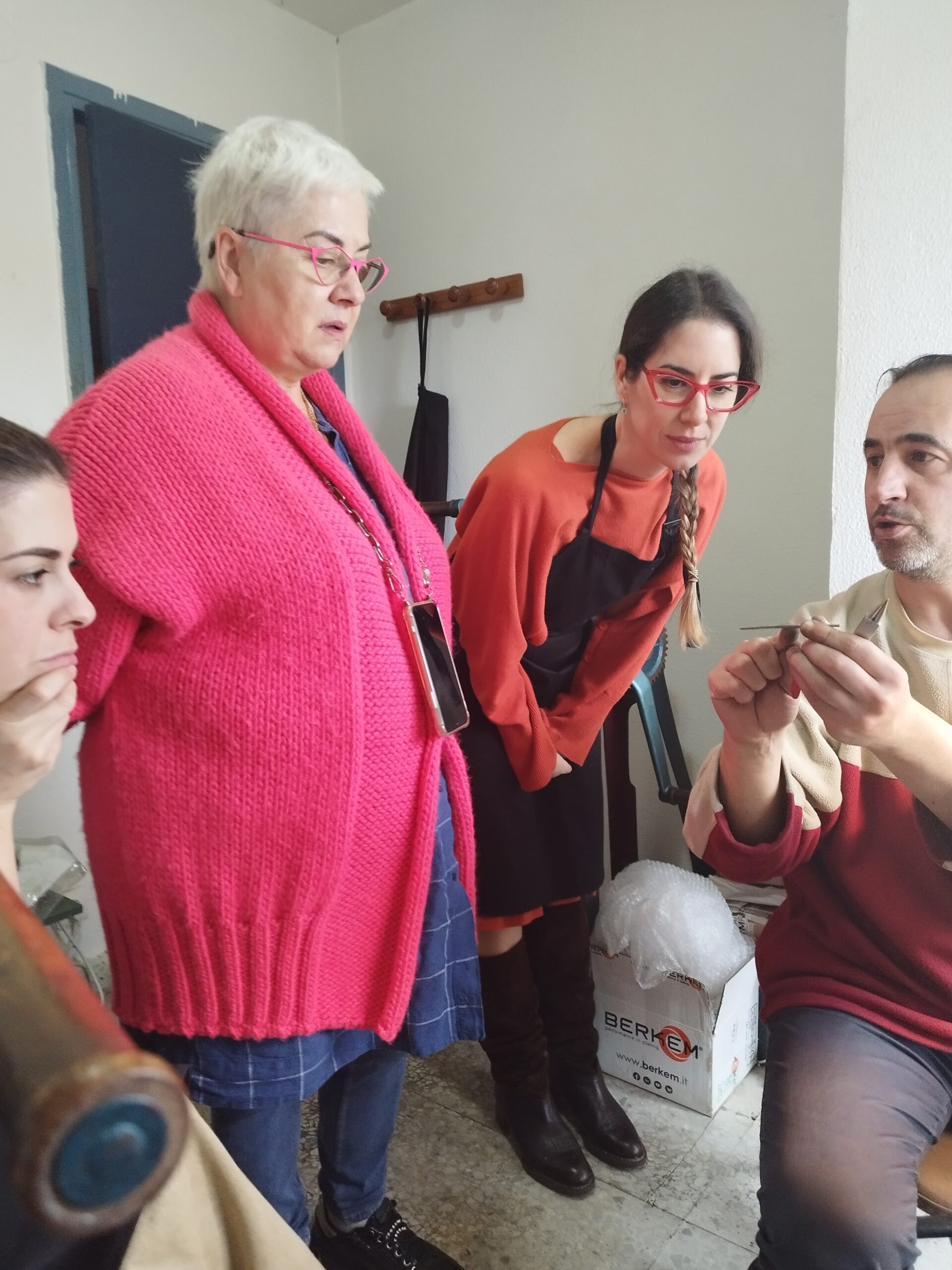 Arancha, Conchi y Edurne escuchan atentamente a Juanjo en una explicación del proceso de crear su propio anillo.