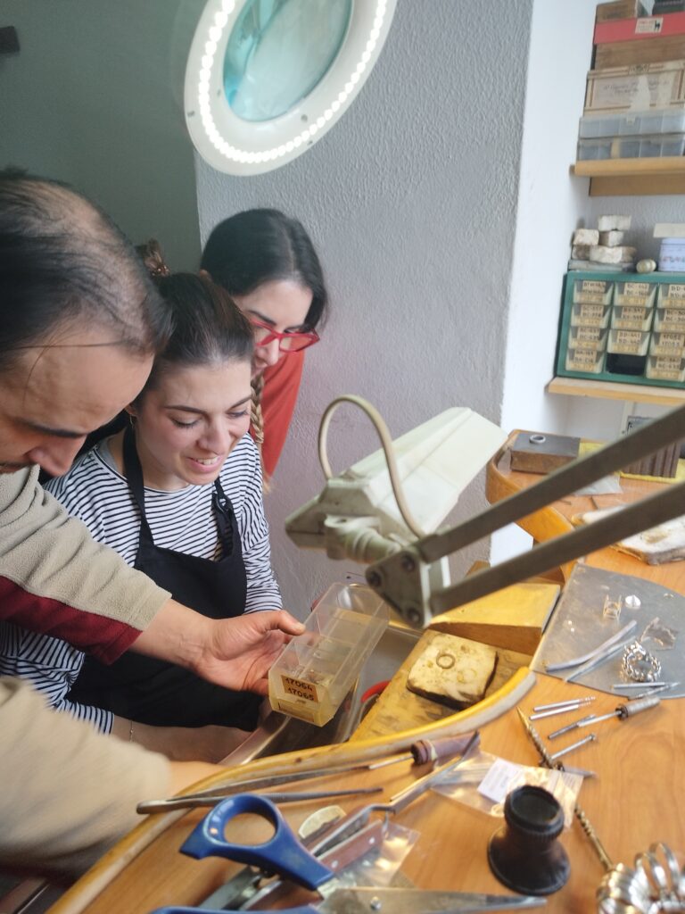 Juanjo le explica a Edurne y Arancha los primeros pasos para soldar su anillo en su taller de haz anillos entre amig@s