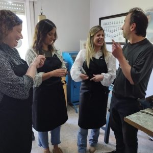 Rosa, María y Lucía, comparten sus impresiones con Juanjo al terminar su Taller Haz anillos entre amig@s