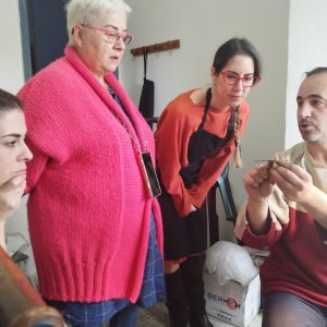 Arancha, Conchi y Edurne escuchan atentamente a Juanjo en una explicación del proceso de crear su propio anillo.